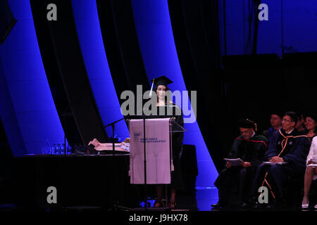 Nach mehr als einer Woche der Protest & Kontroverse CUNY School of Public Health Abschlussfeiern in Harlems Apollo Theater mit dem ehemaligen Präsidenten von den Arab American Association of New York, Linda Sarsour, mit einer mitreißenden Keynote-Rede gehalten. Neben Frau Sarsour, Frau Bürgermeister Bill de Blasio, Chirlane McCray erhielt Ehrendoktorwürde für ihre Arbeit in psychiatrischen & NYC-Kommissar für Gesundheit, Mary Travis Bassett wurde als der Dekan Champion of Public Health Award ausgezeichnet. Im Außenbereich statt mehrere Dutzend Demonstranten pro & contra Positionen vertreten entlang 125th Street, Vigil. (Foto: Stockfoto