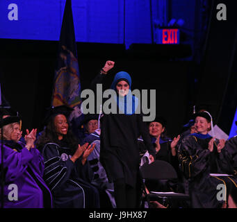 Linda Sarsour betritt die Bühne in ihrer Grundsatzrede zu liefern. Nach mehr als einer Woche der Protest & Kontroverse CUNY School of Public Health Abschlussfeiern in Harlems Apollo Theater mit dem ehemaligen Präsidenten von den Arab American Association of New York, Linda Sarsour, mit einer mitreißenden Keynote-Rede gehalten. Neben Frau Sarsour, Frau Bürgermeister Bill de Blasio, Chirlane McCray erhielt Ehrendoktorwürde für ihre Arbeit in psychiatrischen & NYC-Kommissar für Gesundheit, Mary Travis Bassett wurde als der Dekan Champion of Public Health Award ausgezeichnet. Außen entlang der 125th Street, mehrere Dutzend pro Stockfoto