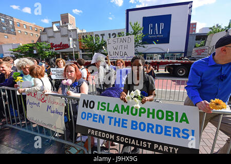 Pro & Con Demonstranten entlang der 125th Street. Nach mehr als einer Woche der Protest & Kontroverse CUNY School of Public Health Abschlussfeiern in Harlems Apollo Theater mit dem ehemaligen Präsidenten von den Arab American Association of New York, Linda Sarsour, mit einer mitreißenden Keynote-Rede gehalten. Neben Frau Sarsour, Frau Bürgermeister Bill de Blasio, Chirlane McCray erhielt Ehrendoktorwürde für ihre Arbeit in psychiatrischen & NYC-Kommissar für Gesundheit, Mary Travis Bassett wurde als der Dekan Champion of Public Health Award ausgezeichnet. Außen entlang der 125th Street, mehrere Dutzend Demonstranten vertreten Stockfoto