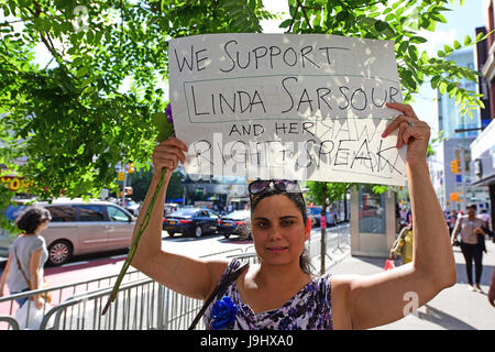 Pro & Con Demonstranten entlang der 125th Street. Nach mehr als einer Woche der Protest & Kontroverse CUNY School of Public Health Abschlussfeiern in Harlems Apollo Theater mit dem ehemaligen Präsidenten von den Arab American Association of New York, Linda Sarsour, mit einer mitreißenden Keynote-Rede gehalten. Neben Frau Sarsour, Frau Bürgermeister Bill de Blasio, Chirlane McCray erhielt Ehrendoktorwürde für ihre Arbeit in psychiatrischen & NYC-Kommissar für Gesundheit, Mary Travis Bassett wurde als der Dekan Champion of Public Health Award ausgezeichnet. Außen entlang der 125th Street, mehrere Dutzend Demonstranten vertreten Stockfoto