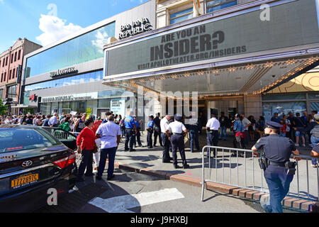 Pro & Con Demonstranten entlang der 125th Street. Nach mehr als einer Woche der Protest & Kontroverse CUNY School of Public Health Abschlussfeiern in Harlems Apollo Theater mit dem ehemaligen Präsidenten von den Arab American Association of New York, Linda Sarsour, mit einer mitreißenden Keynote-Rede gehalten. Neben Frau Sarsour, Frau Bürgermeister Bill de Blasio, Chirlane McCray erhielt Ehrendoktorwürde für ihre Arbeit in psychiatrischen & NYC-Kommissar für Gesundheit, Mary Travis Bassett wurde als der Dekan Champion of Public Health Award ausgezeichnet. Außen entlang der 125th Street, mehrere Dutzend Demonstranten vertreten Stockfoto