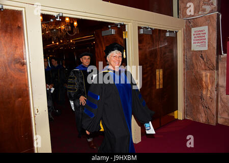 Absolventen-Datei ins Theater für den Beginn. Nach mehr als einer Woche der Protest & Kontroverse CUNY School of Public Health Abschlussfeiern in Harlems Apollo Theater mit dem ehemaligen Präsidenten von den Arab American Association of New York, Linda Sarsour, mit einer mitreißenden Keynote-Rede gehalten. Neben Frau Sarsour, Frau Bürgermeister Bill de Blasio, Chirlane McCray erhielt Ehrendoktorwürde für ihre Arbeit in psychiatrischen & NYC-Kommissar für Gesundheit, Mary Travis Bassett wurde als der Dekan Champion of Public Health Award ausgezeichnet. Außen entlang der 125th Street, mehrere Dutzend Demonstranten Kongress Stockfoto