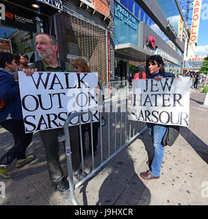 Pro & Con Demonstranten entlang der 125th Street. Nach mehr als einer Woche der Protest & Kontroverse CUNY School of Public Health Abschlussfeiern in Harlems Apollo Theater mit dem ehemaligen Präsidenten von den Arab American Association of New York, Linda Sarsour, mit einer mitreißenden Keynote-Rede gehalten. Neben Frau Sarsour, Frau Bürgermeister Bill de Blasio, Chirlane McCray erhielt Ehrendoktorwürde für ihre Arbeit in psychiatrischen & NYC-Kommissar für Gesundheit, Mary Travis Bassett wurde als der Dekan Champion of Public Health Award ausgezeichnet. Außen entlang der 125th Street, mehrere Dutzend Demonstranten vertreten Stockfoto