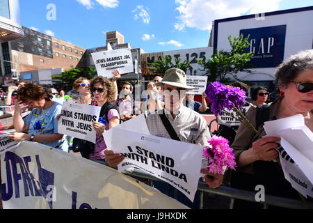 Pro & Con Demonstranten entlang der 125th Street. Nach mehr als einer Woche der Protest & Kontroverse CUNY School of Public Health Abschlussfeiern in Harlems Apollo Theater mit dem ehemaligen Präsidenten von den Arab American Association of New York, Linda Sarsour, mit einer mitreißenden Keynote-Rede gehalten. Neben Frau Sarsour, Frau Bürgermeister Bill de Blasio, Chirlane McCray erhielt Ehrendoktorwürde für ihre Arbeit in psychiatrischen & NYC-Kommissar für Gesundheit, Mary Travis Bassett wurde als der Dekan Champion of Public Health Award ausgezeichnet. Außen entlang der 125th Street, mehrere Dutzend Demonstranten vertreten Stockfoto