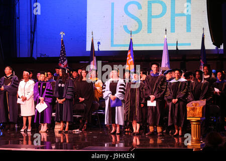 Nach mehr als einer Woche der Protest & Kontroverse CUNY School of Public Health Abschlussfeiern in Harlems Apollo Theater mit dem ehemaligen Präsidenten von den Arab American Association of New York, Linda Sarsour, mit einer mitreißenden Keynote-Rede gehalten. Neben Frau Sarsour, Frau Bürgermeister Bill de Blasio, Chirlane McCray erhielt Ehrendoktorwürde für ihre Arbeit in psychiatrischen & NYC-Kommissar für Gesundheit, Mary Travis Bassett wurde als der Dekan Champion of Public Health Award ausgezeichnet. Im Außenbereich statt mehrere Dutzend Demonstranten pro & contra Positionen vertreten entlang 125th Street, Vigil. (Foto: Stockfoto