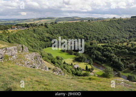 Monsal Head von einer Klippe oberhalb des Monsal Dale, Derbyshire Peak District Nationalpark England UK Woodland Landschaft River Wye Valley Stockfoto