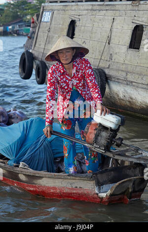 Frau im Boot um Cai Rang schwimmende Markt, Can Tho, Mekong-Delta, Vietnam Stockfoto