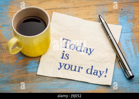 Heute ist dein Tag - motivierende Handschrift auf einer Serviette mit einer Tasse Espressokaffee Stockfoto