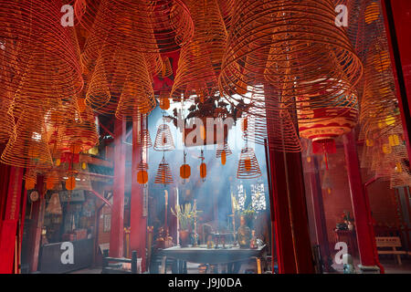 Rauchen und Weihrauch Spulen im Inneren Ong Pagode, Can Tho, Mekong-Delta, Vietnam Stockfoto