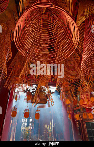 Rauchen und Weihrauch Spulen im Inneren Ong Pagode, Can Tho, Mekong-Delta, Vietnam Stockfoto