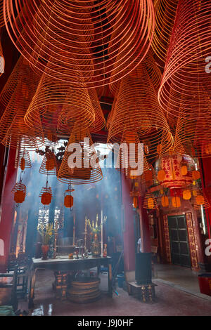 Rauchen und Weihrauch Spulen im Inneren Ong Pagode, Can Tho, Mekong-Delta, Vietnam Stockfoto