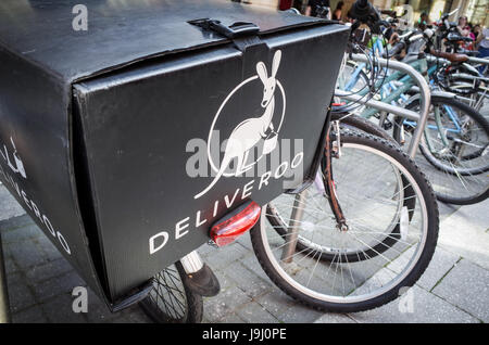 Ein Deliveroo Feld auf der Rückseite eines Essen Lieferung Kurier Bikes in London UK. Fast Food Delivery kaufen Fahrrad Kurier ist ein schnell wachsender Teil der britischen Wirtschaft. Stockfoto