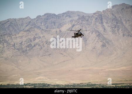 Ein US-Armee AH-64 Apache Hubschrauber zugewiesen Task Force Griffin, 16. Combat Aviation Brigade, während einer Mission zur Unterstützung der Operation entschlossen unterstützen 1. Mai 2017 in der Provinz Uruzgan, Afghanistan. Kunduz hat erhöhten Aktivität der Taliban als mehr als 8.000 US-Soldaten und 6.000 von NATO und NATO-Staaten weiterhin die Regierung zu unterstützen. Stockfoto