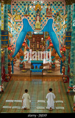 Menschen beten in Cao Dai Tempel, Cai Lay Stadt, Tien Giang Provinz, Mekong Delta, Vietnam Stockfoto