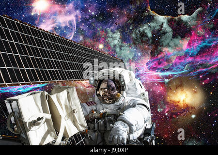 Internationalen Raumstation ISS und Astronauten im Weltraum auf dem Planeten Erde. Stockfoto