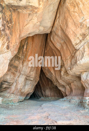 Eintritt in die natürliche, 83 Fuß langen Tusher Tunnel unter Sandsteinfelsen im Bereich Moab, Utah Stockfoto