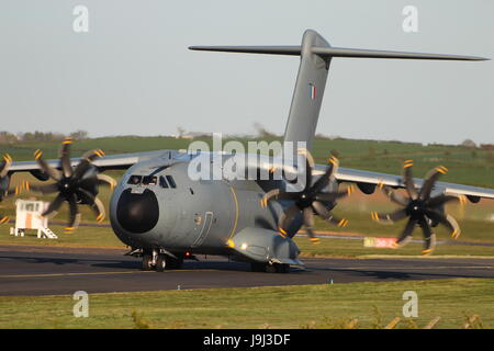 F-RBAF/0014, ein Airbus A400M Atlas von der französischen Luftwaffe, als Unterstützung für die Patrouille de France Militärparade Kunstflug-Team betrieben. Stockfoto