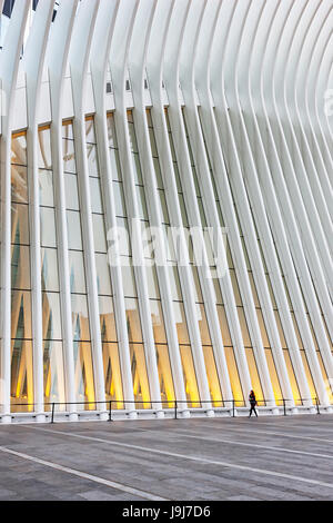 Frau, die neben der World Trade Center Transportation Hub durch Santiago Calatrava außen, New York CIT. Stockfoto