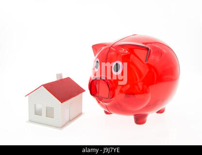 Sparschwein und ein Haus auf weißem Hintergrund Stockfoto