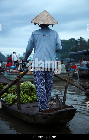 Frauen auf Booten bei Phong Dien Floating Market, in der Nähe von Can Tho, Mekong-Delta, Vietnam Stockfoto