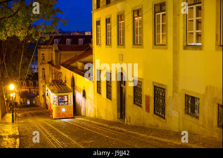 Ansicht der Standseilbahn hinunter die Straße in der Nacht. Lissabon, Portugal Stockfoto