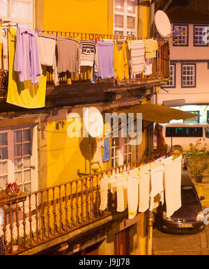 Wäscheständer auf Wäscheleinen in Porto in der Nacht, Portugal Stockfoto