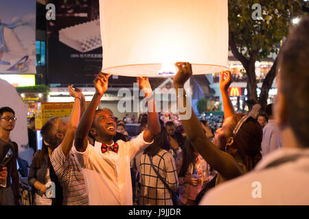 CHIANG MAI, THAILAND - 31. Dezember 2016: Paar Freigabe Lampion während der Feier des neuen Jahres in Chiang Mai Stockfoto