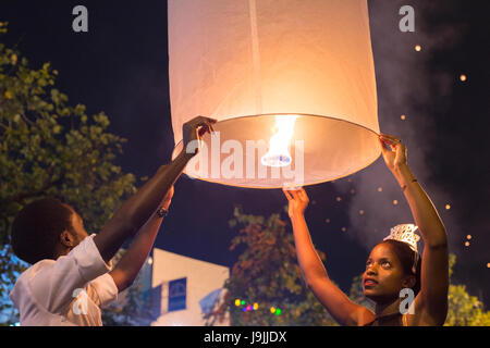 CHIANG MAI, THAILAND - 31. Dezember 2016: Paar Freigabe Lampion während der Feier des neuen Jahres in Chiang Mai Stockfoto