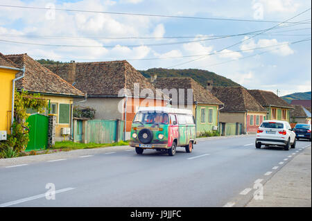 SIGHISOARA, Rumänien - 4. Oktober 2016: Retro-Stil Auto auf einer Straße in traditionellen rumänischen Dorf. Stockfoto