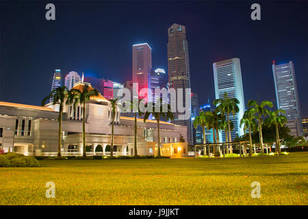 Blick auf Singapur Parlamentsgebäude in der Nacht. Raffles Platz auf dem Hintergrund. Stockfoto