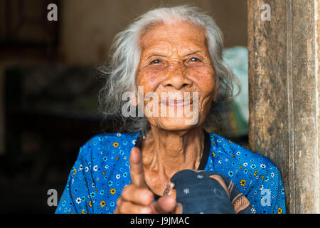 Lombok, alte Frau im Potter Dorf von Penujak, Lächeln, Porträt Stockfoto