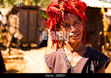 Frau in einem Dorf zwischen Kalaw und Inle See Stockfoto