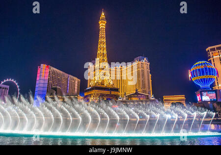 Nachtansicht der tanzenden Springbrunnen des Bellagio und der Eiffelturm Replik des Paris Hotel in Las Vegas Stockfoto