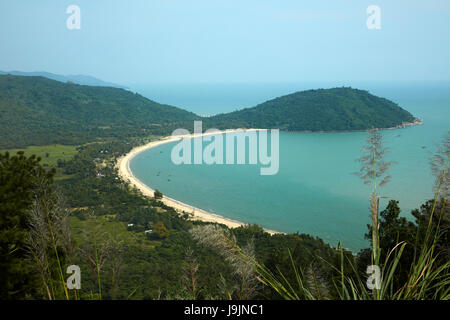 Blick auf Vinh Nam Chon Strand von Hai-Van-Pass in der Nähe von Da Nang, Vietnam Stockfoto