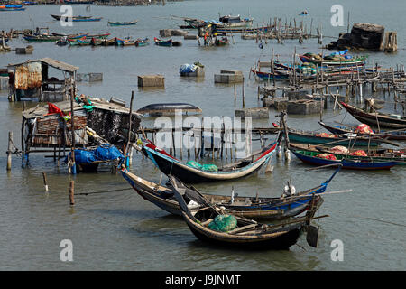 Angelboote/Fischerboote auf Dam Schoß ein, von Lang Co, Thua Thien Hue Provinz North Central Coast, Vietnam Stockfoto