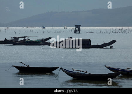 Angelboote/Fischerboote auf Dam Schoß ein, von Lang Co, Thua Thien Hue Provinz North Central Coast, Vietnam Stockfoto