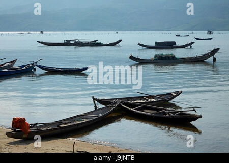 Angelboote/Fischerboote auf Dam Schoß ein, von Lang Co, Thua Thien Hue Provinz North Central Coast, Vietnam Stockfoto