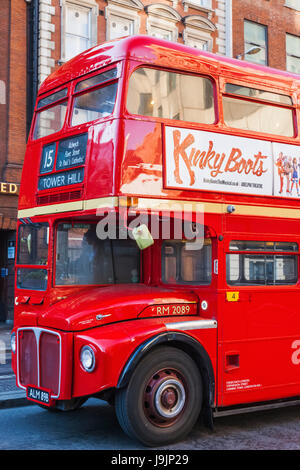 England, London, Routemaster traditionellen roten Londoner Doppeldeckerbus Stockfoto