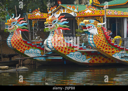 Drachenboote auf Parfüm-Fluss, Hue, North Central Coast, Vietnam Stockfoto