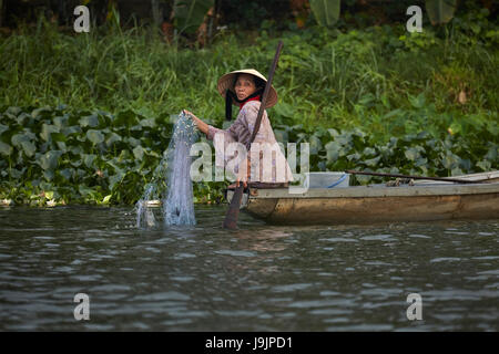Frau Angeln vom Boot auf Parfüm-Fluss, Hue, North Central Coast, Vietnam Stockfoto