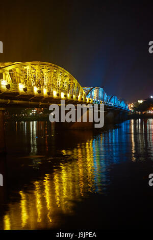 Lichter auf Trang Tien Brücke über Parfüm-Fluss, Hue, North Central Coast, Vietnam Stockfoto