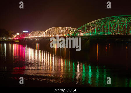 Lichter auf Trang Tien Brücke über Parfüm-Fluss, Hue, North Central Coast, Vietnam Stockfoto