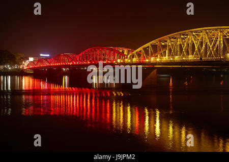Lichter auf Trang Tien Brücke über Parfüm-Fluss, Hue, North Central Coast, Vietnam Stockfoto