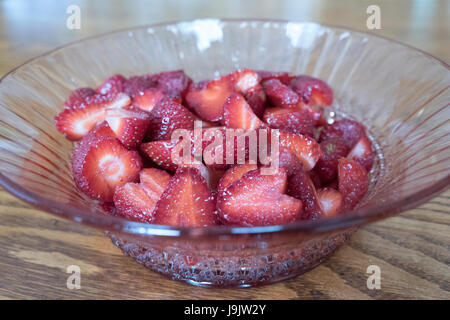 Frische Erdbeeren Dessert In Vintage Depression Glasschüssel Stockfoto