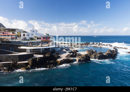 Natürliche Fels-Pools, die zu einem Baden Komplex bietet ein abwechslungsreiches Erlebnis - Complexo Balnear - bei Porto Moniz Madeira geworden sind Stockfoto