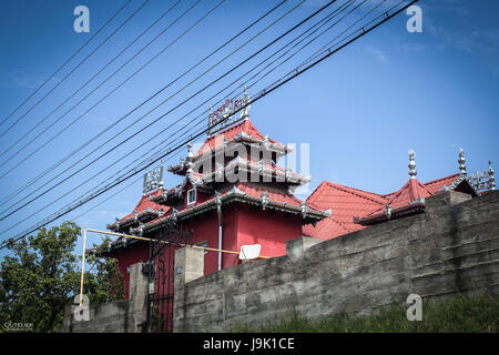 Gypsy-Architektur.  Häuser der Roma in Osteuropa - Rumänien. Stockfoto