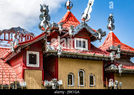 Gypsy-Architektur.  Häuser der Roma in Osteuropa - Rumänien. Stockfoto