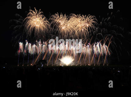 Feuerwerk während der Lucy im Himmel Event "Ausgesetzt-Zeit" in Camp Hill, Liverpool anlässlich des 50. Jahrestages der Veröffentlichung des Sgt. Peppers Lonely Hearts Club Band der Beatles. Stockfoto