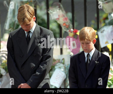 Foto vom 09.06.1997 von Prinz William (links) und Prinz Harry, die Söhne von Diana, Prinzessin von Wales, beugen ihre Häupter, wie ihre Mutter Sarg aus Westminster Abbey nach ihrer Beerdigung genommen wird. Der Duke of Cambridge und Prinz Harry sprechen ausführlich über den Tod ihrer Mutter, von dem Moment an den Sie die Nachrichten in einer neuen BBC-Dokumentation gehört. Stockfoto