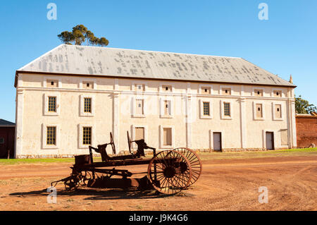 Der alte Kornspeicher mit Bauernhof-Maschine bei der spanischen Kloster von New Norcia in Western Australia Stockfoto